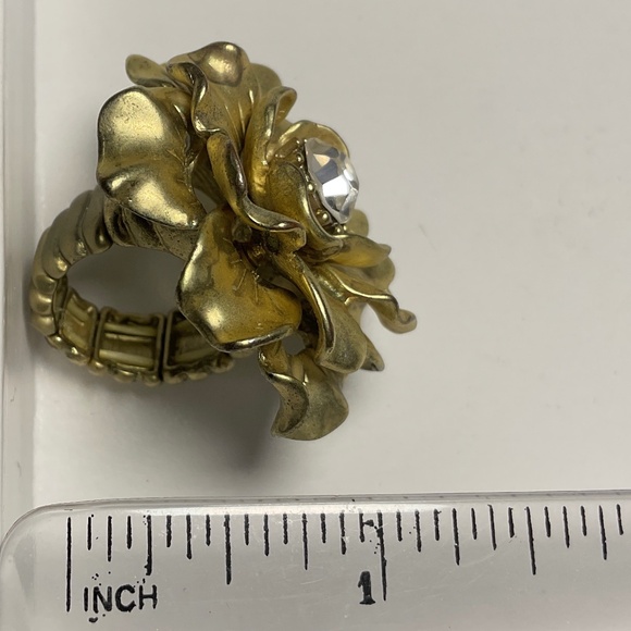 Vintage Large Petal Flower Ring Center Crystal Rhinestone Gold-tone Stretch Band - Picture 8 of 8